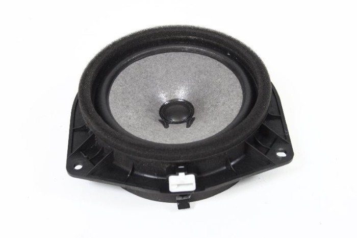 Difuzor ușă dreapta față TOYOTA COROLLA Verso ZER_, ZZE12_, R1_ 2005 OEM: 86160-0F020 | 2805647