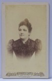 FOTOGRAF SIG. SCHWARZ , BUCURESTI , DOAMNA CU ROCHIE NEAGRA , FOTOGRAFIE C.D.V. , SFARSIT DE SECOL XIX