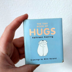 Carte mini, The Tiny Book of Hugs, Kathleen Keating, Drawings by Mini Noland