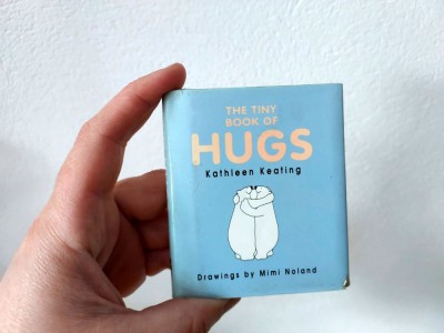Carte mini, The Tiny Book of Hugs, Kathleen Keating, Drawings by Mini Noland foto