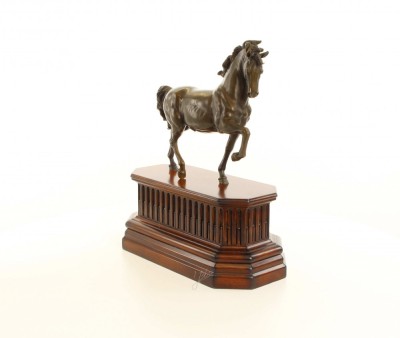 Cal-statueta din bronz pe un soclu din marmura JK-54 foto