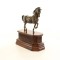 Cal-statueta din bronz pe un soclu din marmura JK-54