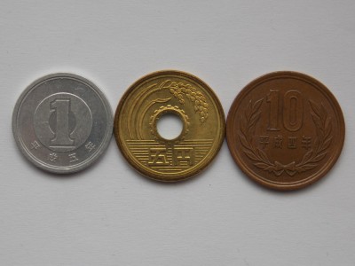 LOT 3 MONEDE DIFERITE JAPONIA foto