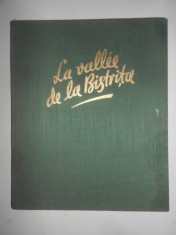 La vallee de la Bistrita. Album, text de Eusebiu Camilar (1957, ed. cartonata) foto