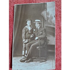 Fotografie tip carte postala, tata cu baiatul imbracat marinar, perioada interbelica