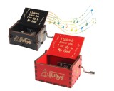 Cumpara ieftin Set de 2 Cutii Muzicale din Lemn cu Manivela, Design Sculptat Vintage, Cadouri Retro pentru Craciun si Valentine s Day, negru+rosu