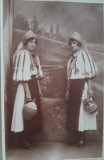 Fotografie tip carte postala, doua tinere in straie populare romanesti, perioada interbelica