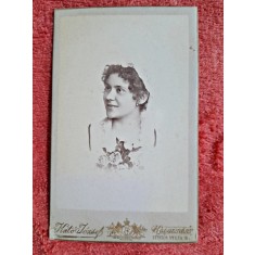 Fotografie tip CDV, femeie cu boneta, inceput de secol XX