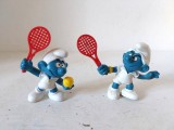 Lot 2 Strumf, Smurf care joaca tenis impreuna, jucarie cauciuc, Peyo,West Germany, 5,5cm