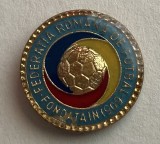 QW9 K 87 - insigna - tematica sport - fotbal - Federatia romana de fotbal