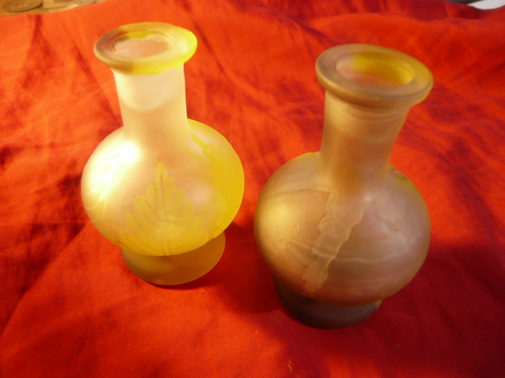 2 Miniaturi vechi- vaze sticla stratificata, ornament frunze ,tip Galle  ,h=7,5cm | Okazii.ro