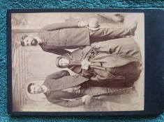 fotografie vechi atelier , anul 1900 , dimensiuni 16 cm x 11 cm . Distinsa doamna cu fii sai STERIE MIHAILEANU SI FRATELE SAU