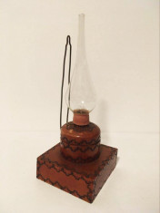 * Lampa miniatura veche de masa, suvenir Tusnad anii 70, lemn / sticla foto