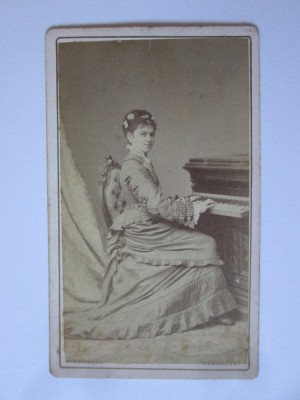 Fotografie pe carton 105x63mm doamnă la pianină,Franz Duschek-Bucuresci cca 1880 foto