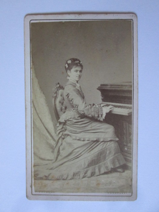 Fotografie pe carton 105x63mm doamnă la pianină,Franz Duschek-Bucuresci cca 1880