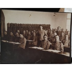 Fotografie, militari la instruire in sala de cursuri, perioada interbelica