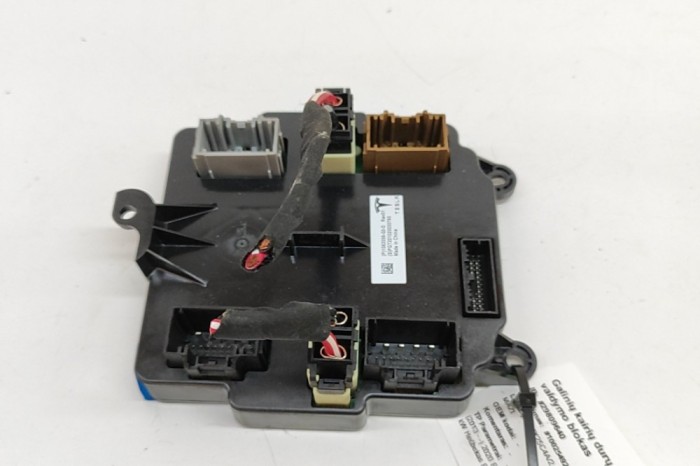 Modul de control ușă st&acirc;nga spate TESLA MODEL X 2020 OEM: 1062056-00-D 29809640