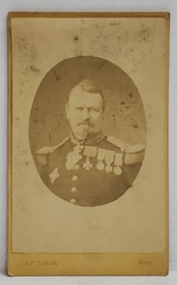 FOTOGRAF A.F. CZIHAK , VIENA , GENERALUL FRANCEZ WIMPFEN ( 1811-1884 ) , IN MEDALION , FOTOGRAFIE C.D.V. , A DOUA JUMATATE A SEC. XIX foto