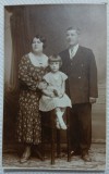 Fotografie tip Carte postala, Femeie si barbat cu o fetita, 1931