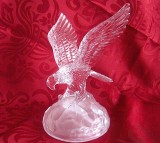 BIBELOU FIGURINA CRISTAL VULTUR CU PASTRAV 20 CM