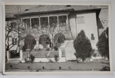 PRIMARIA COMUNEI SOVEJA SI BUSTUL LUI SIMION MEHEDINTI , FOTOGRAFIE , ANII &amp;#039; 80 foto