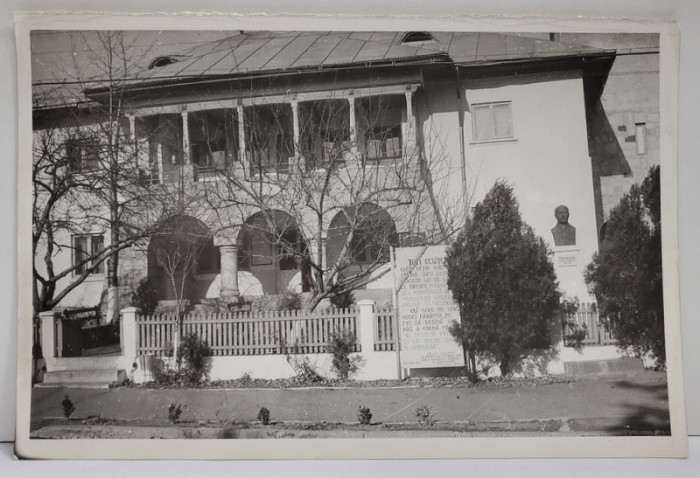 PRIMARIA COMUNEI SOVEJA SI BUSTUL LUI SIMION MEHEDINTI , FOTOGRAFIE , ANII &#039; 80