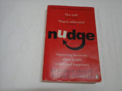 NUDGE - RICHARD H. THALER AND CASS R. SUNSTEIN foto
