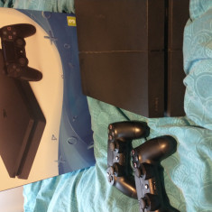 PlayStation 4 cu 2 manete