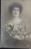 Fotografie tip Carte Postala, Tanara cu un buchet de trandafiri, 1924