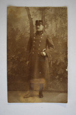 Fotografie veche in atelier foto - Militar roman in uniforma cu sabie foto