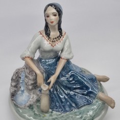 Fata la izvor - Bibelou (RAR) portelan romanesc vechi, vintage, Alba Iulia