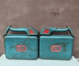 Două canistre carburant