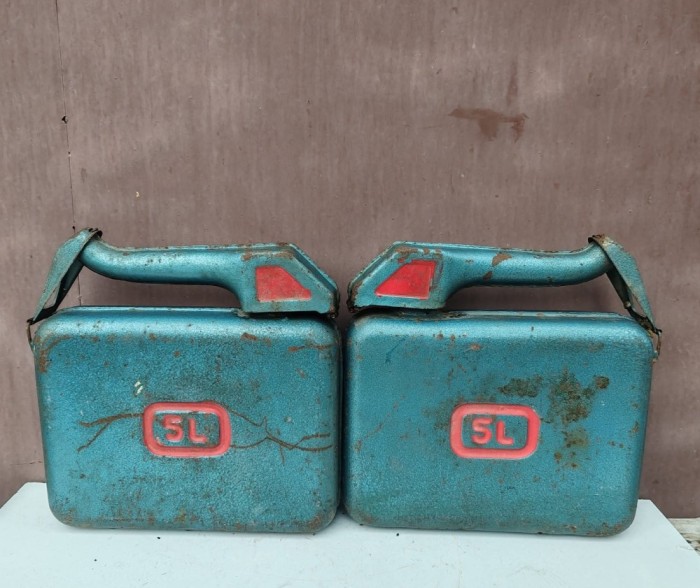 Două canistre carburant