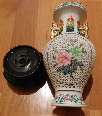 Vaza chinezeasca din portelan; perforata, vintage foto