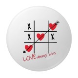 Cumpara ieftin Insigna rotunda Love Always Wins cu joc X si O si inimi rosii, design simbolic modern, 58 mm, prindere cu ac