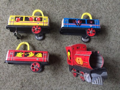 jucarie veche tabla tren trenulet locomotiva vagoane made in china fara capac foto