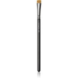 Cumpara ieftin MAC Cosmetics 212 Flat Definer Brush perie plata pentru aplicarea fardului 1 buc