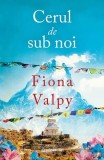Roman Cerul de sub noi - Fiona Valpy - Brosat Paperback - Carti Beletristica