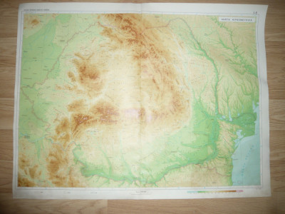Harta Hipsometrica RSR ,text pe spate , 80x62cm ,1970 , pete de apa foto