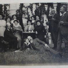 FOTOGRAFIE DE GRUP LA BANEASA , MONOCROMA, DATATA PE VERSO 1910