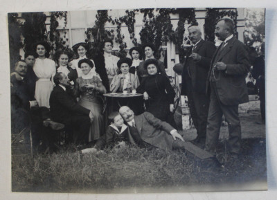 FOTOGRAFIE DE GRUP LA BANEASA , MONOCROMA, DATATA PE VERSO 1910 foto