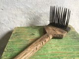Darac vechi taranesc din lemn si metal realizat manual pentru prelucrat / scarmanat lana sau canepa prima jumatate a sec XX !