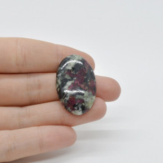 Cabochon eudialit 33x21x6mm c50