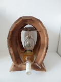 Rastel cu sticlă cu vin şi 2 pahare de vin, in forma de butoi, cadou rustic