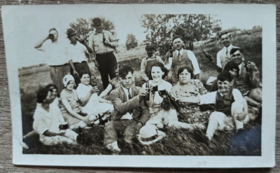 Romani din diaspora americana la un picnic, perioada interbelica foto