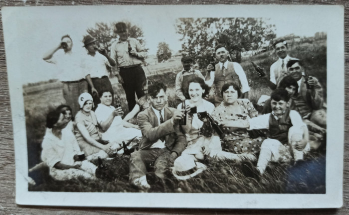 Romani din diaspora americana la un picnic, perioada interbelica