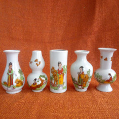 Grup de 5 vaze mici pentru flori din portelan fin vechi Chinezesc anii 70
