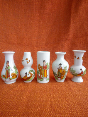 Grup de 5 vaze mici pentru flori din portelan fin vechi Chinezesc anii 70 foto