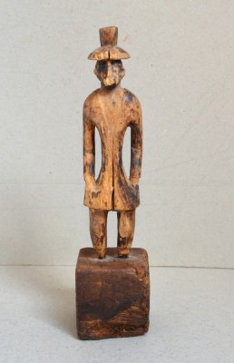 Reprezentare a unui misionar european veche statueta de lemn Africa Centrala sau de Vest foto