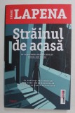 STRAINUL DE ACASA de SHARI LAPENA , 2018
